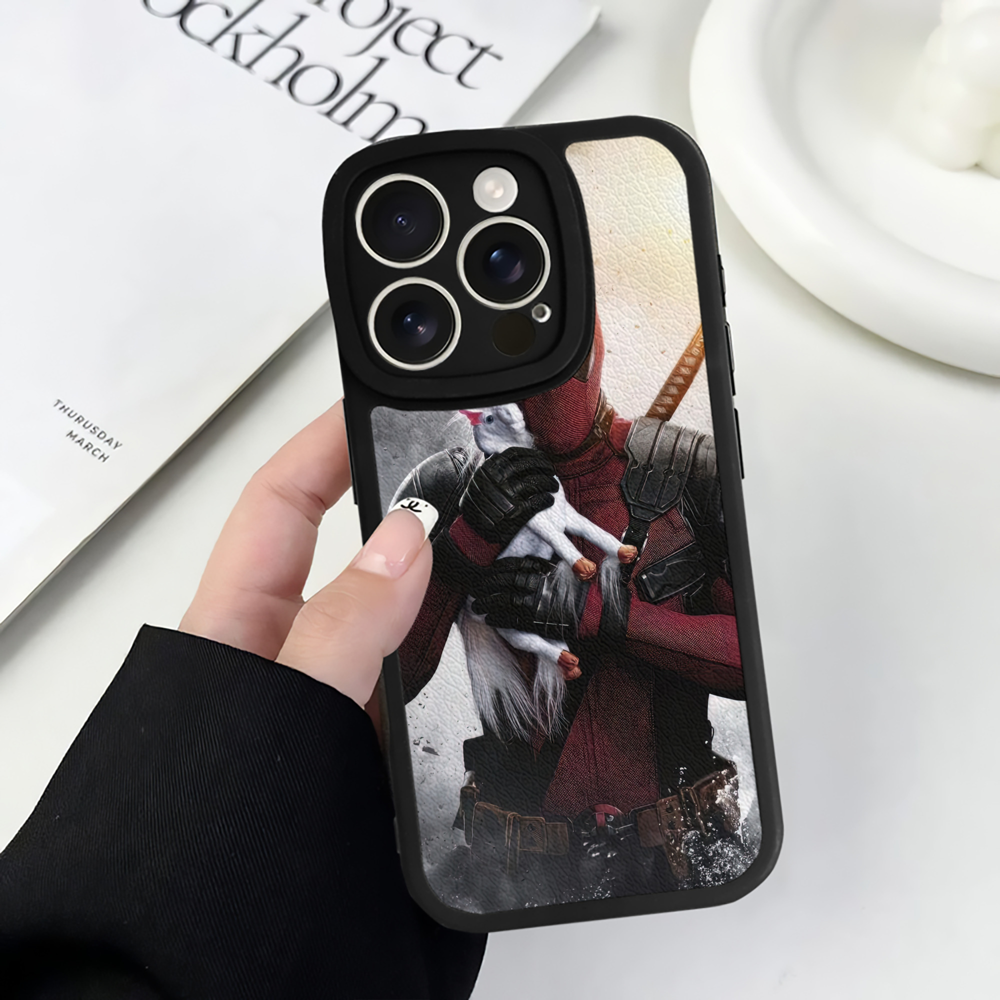 （画像用） Deadpool デッドプール 【iPhone 16シリーズ対応】シリコンスマホケース（レザー調） 材質：シリコン